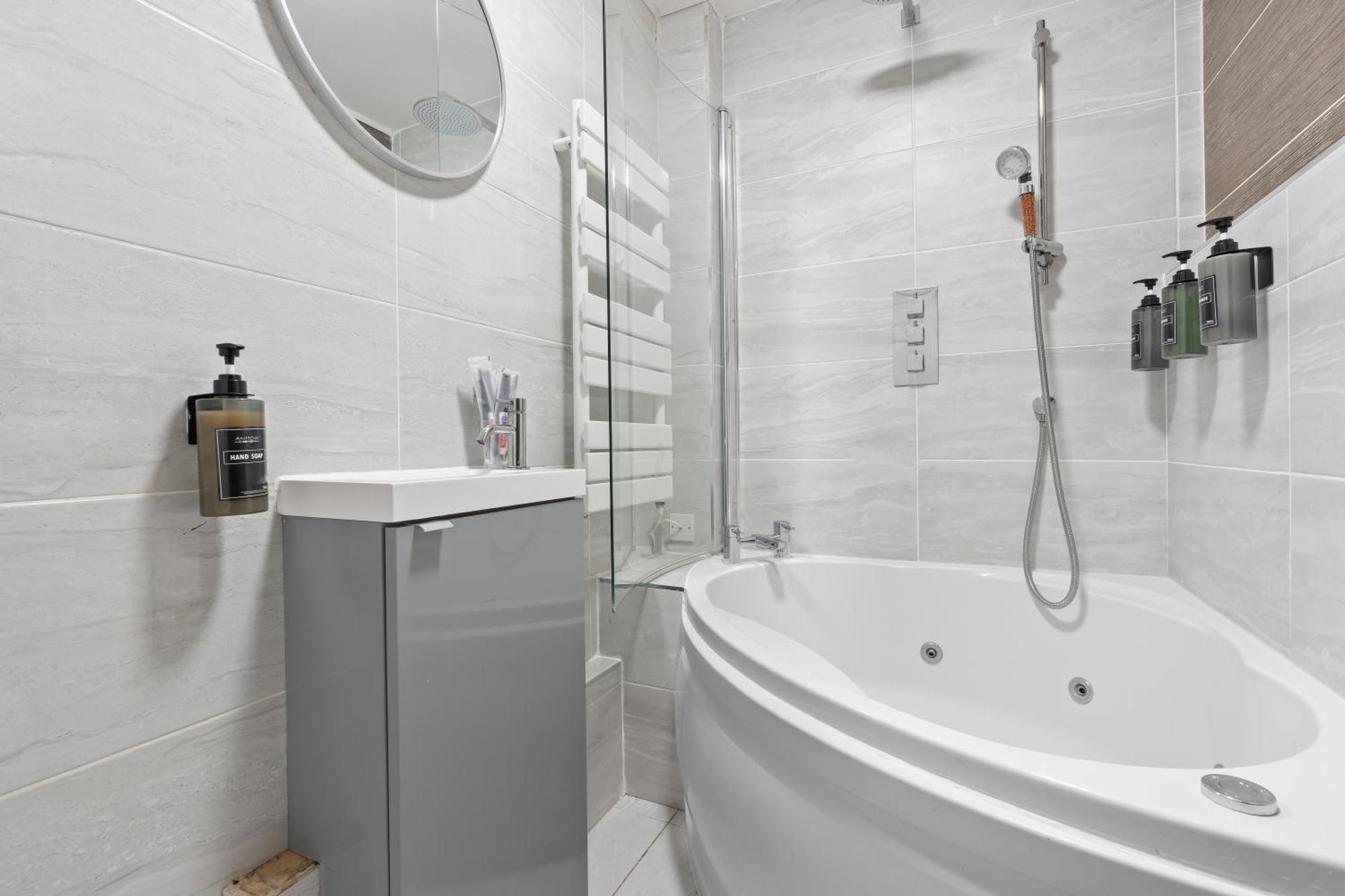 Modern 2br Near Canary Wharf Ideal For Business Travelers *